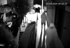 Hırsızlık için girdiği binada kapıları açamayınca terliklerini bırakıp ayakkabı çaldı