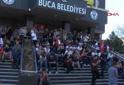 Buca'da maaş alamadıkları gerekçesiyle belediye binasını işgal eden işçilerin eylemi sürüyor