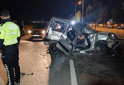 Otomobil, refüjdeki ağaç ve aydınlatma direğine çarpıp devrildi: 1 ölü, 2 yaralı