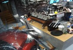 Ümraniye’de, otomobilin kafeye daldığı kaza güvenlik kamerasında