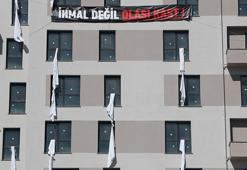 İnşa ettikleri binalara, Kartalkaya'daki yangın faciasında ölenler için 78 çarşaf astı