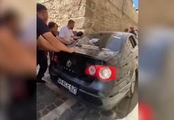 Dar sokakta sıkışan otomobil güçlükle çıkarıldı