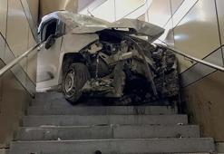 Lastiği patlayan hafif ticari araç alt geçide girdi, sürücü yaralandı