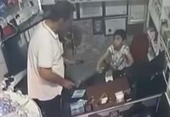 Fatih’te çocuğu oyalayarak masadaki telefonu aldı