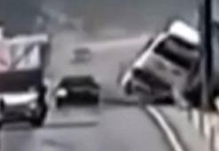 TIR'ın yol kenarındaki direğe çarptığı ölümlü kaza kamerada