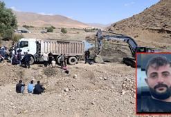 İş makinesinin kovasına bakım yaparken kamyon çarpan operatör öldü