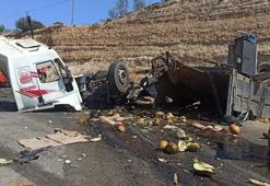 Yolcu otobüsü ile kavun yüklü kamyon çarpıştı; 3 ölü, 7 yaralı