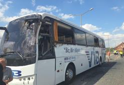 Otobüs, gemi çapası taşıyan TIR’a çarptı: 3 yaralı
