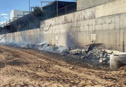 Anız yangınında alevler fabrikaya sıçramadan söndürüldü