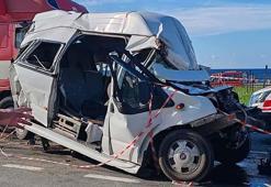 TIR, trafik ışıklarında bekleyen minibüse çarptı: 15 yaralı