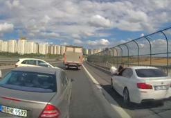 Avcılar'da viyadükteki kediyi kurtarmaya çalışan kadına otomobil çarptı; o anlar kamerada