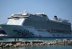 Aroya kruvaziyeri 3 bin 362 yolcusuyla Kuşadası'na geldi