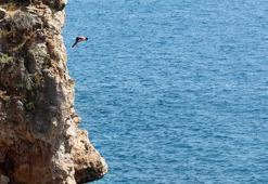 Sıcak havada deniz keyfi, falezlerde tehlikeli atlayış