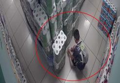 Markete giren çocuk, kağıt havluları tutuşturdu; o anlar kamerada