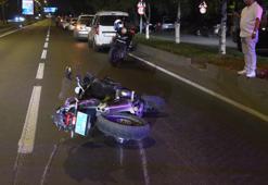 Refüjdeki çimler sulanırken, ıslanan yolda motosikletli iki yunus ekibi kaza yaptı: 4 yaralı