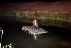 Hafif ticari araçla Karasu Nehri’ne düşen sürücü kurtarılmayı bekledi