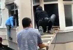 Avcılar'da dairedeki yangına inşaat işçileri camı kırıp müdahale etti