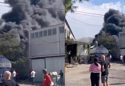 İzmir'de lastik deposunda çıkan yangın kontrol altında