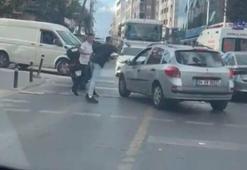 Gaziosmanpaşa'da trafikte yol verme kavgası; sopayla saldıranları biber gazıyla kovaladı