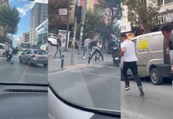 Gaziosmanpaşa'da trafikte yol verme kavgası; sopayla saldıranları biber gazıyla kovaladı