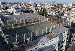 Adana'nın tarihi dokusunun arasındaki 5 katlı binanın damında futbol