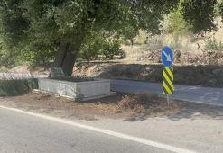 'Sıtma Dede'nin mezarı yolun ortasında kaldı