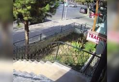 Otomobil ile çarpışan motosiklette 2 kişi yaralandı; kaza kamerada