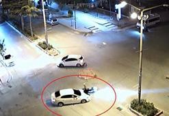 Motosiklete çarpan otomobilin sürücüsünün kaçtığı kaza kamerada