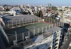 Adana'nın tarihi dokusunun arasındaki 5 katlı binanın damında futbol