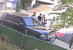 Çocuklarının gözü önünde babaya tokat atan cip sürücüsüne mahalleliden tepki