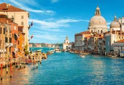 İtalya, Büyük Kanal’da yüzen turist çifte kente giriş yasağı getirdi