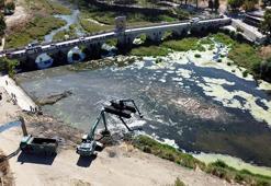 Edirne'de kuraklık nedeniyle otla kaplanan Tunca Nehri temizleniyor