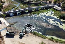 Edirne'de kuraklık nedeniyle otla kaplanan Tunca Nehri temizleniyor