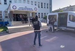 İzmir'in 3 ilçesinde eş zamanlı operasyon; otomobilin gizli bölmesinden tabanca çıktı