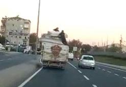 Avcılar'da kamyon üzerinde tehlikeli yolculuk