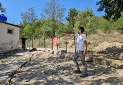 Arazisinden geçen yolu, tel örgü ve beton bloklarla kapattı