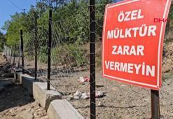 Arazisinden geçen yolu, tel örgü ve beton bloklarla kapattı