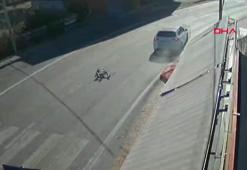 Yaya geçidinden koşan 9 yaşındaki Ahmet'e otomobil çarptı; kaza kamerada