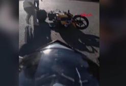 Motosiklet sürücüsünün yola savrulduğu kaza, kask kamerasında