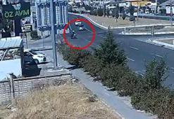 Otomobil ile motosiklet çarpıştı: 1'i ağır 2 yaralı; kaza kamerada