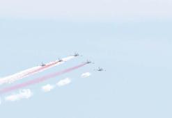 Türk Yıldızları İstanbul semalarında nefes kesti