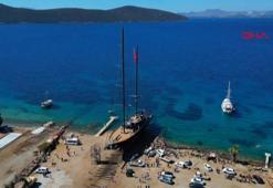 Bodrum'da 7 yılda tamamlanan 50 metre boyundaki yelkenli denize indirildi