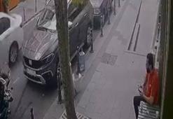 Bayrampaşa'da kaldırımdan yola atlayan çocuğa otomobil çarptı; kaza kamerada