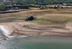 Sular çekildi, barajın ortasındaki kayalık karada kaldı