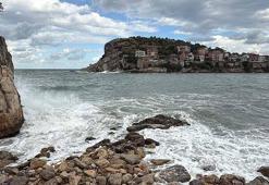 Amasra'da fırtına; dalga boyu 5 metreye ulaştı