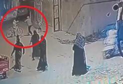 Sokakta oynayan çocukları gürültü yaptıkları gerekçesiyle sopayla darbetti; o anlar kamerada