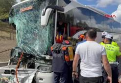 Avcılar'da yolcu otobüsü kamyona çarptı; yaralılar var