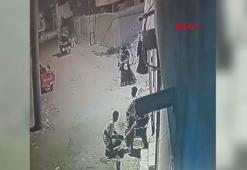 Sokakta oynayan çocukları gürültü yaptıkları gerekçesiyle sopayla darbetti; o anlar kamerada