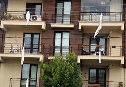 Kartalkaya duruşması öncesi, evlerine çarşaf asıp faciaya dikkat çektiler