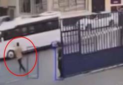 El freni çekilmeyen minibüsü koşarak durdurup park etti; o anlar kamerada